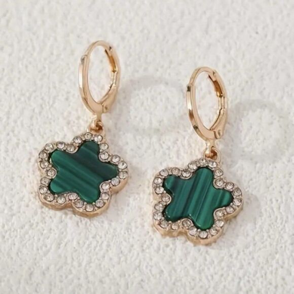 🔅🆕🔅 Elegant Chic Classy GREEN Gold Clover Flower Dangle Earrings🔅 - Picture 1 of 8